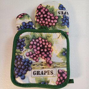 NWT Pot Holder & Oven Mitt Set Grapes Red Purple Green